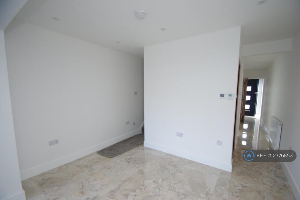 Corridoor And Family Room