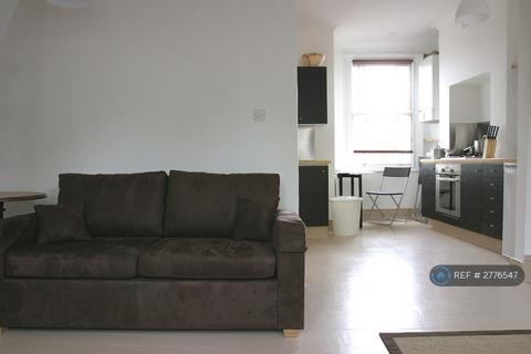 2 bedroom flat to rent, Chiswick High Road, London, W4