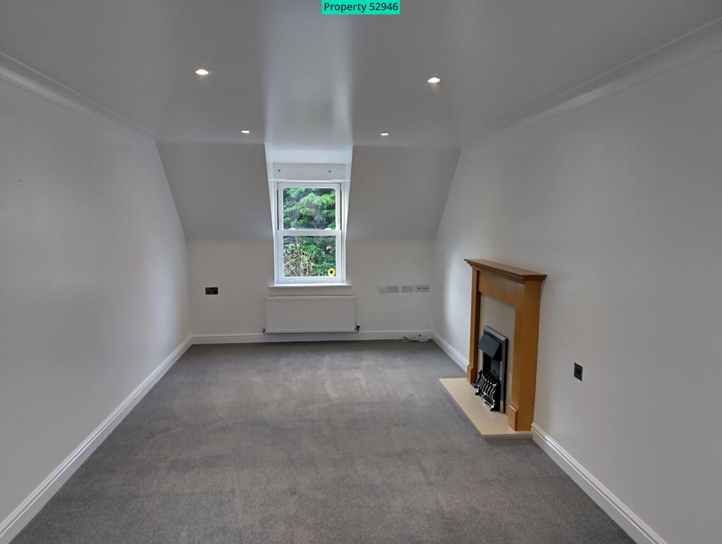 Large Living Room 6.75m x 3.06m (22'2" x10').