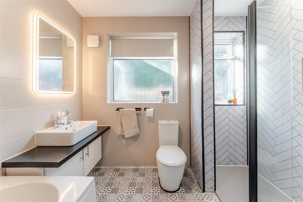 15 - family bathroom.jpg