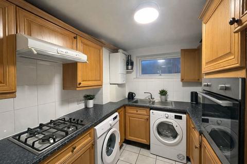 3 bedroom apartment to rent, Kintyre Close, London