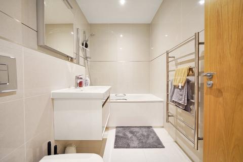 1 bedroom flat to rent, Park Avenue, Bushey, Hertfordshire, WD23