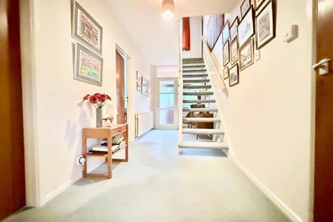 4 bedroom detached house for sale, Stockingstone Road, Old Bedford Road Area, Luton, Bedfordshire, LU2 7DQ