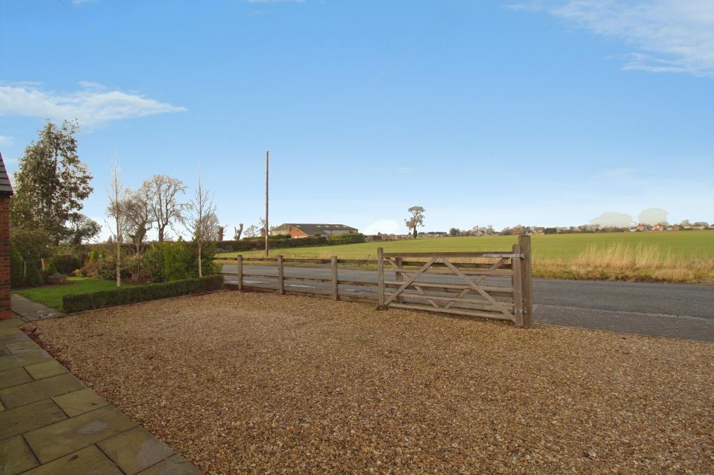 Field views to front aspect