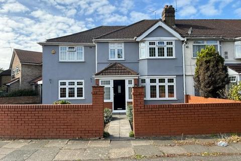 4 bedroom end of terrace house to rent, Hounslow