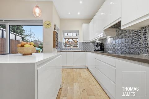 4 bedroom end of terrace house for sale, Hawthorn Avenue, London, N13