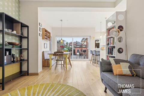 4 bedroom end of terrace house for sale, Hawthorn Avenue, London, N13