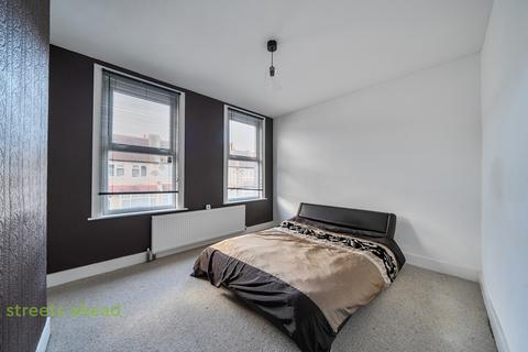 2 bedroom terraced house for sale, Lakehall Road, Thornton Heath, CR7