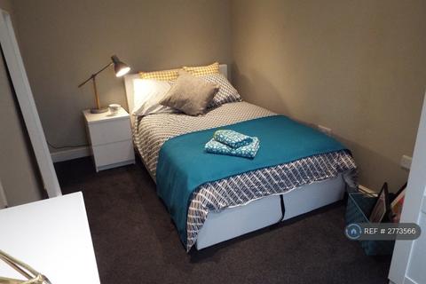 1 bedroom in a house share to rent, Inglehurst, New Haw, Addlestone, KT15