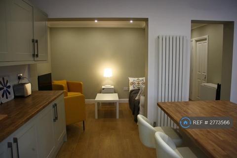 1 bedroom in a house share to rent, Inglehurst, New Haw, Addlestone, KT15