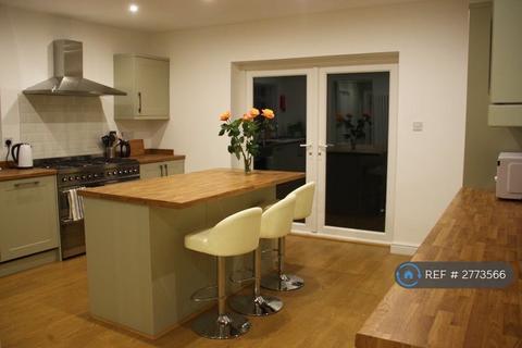 1 bedroom in a house share to rent, Inglehurst, New Haw, Addlestone, KT15