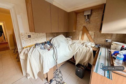 2 bedroom maisonette to rent, Cobbold Road, London, NW10