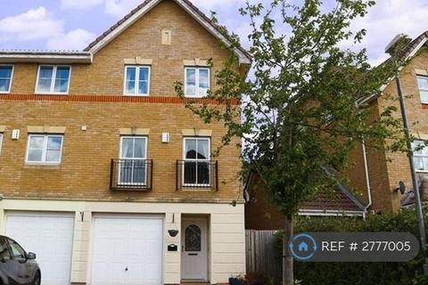 3 bedroom semi-detached house to rent, Arklay Close, Uxbridge, UB8