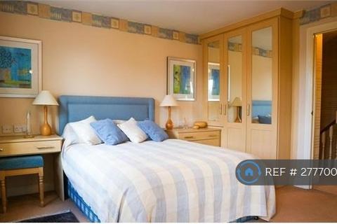 3 bedroom semi-detached house to rent, Arklay Close, Uxbridge, UB8
