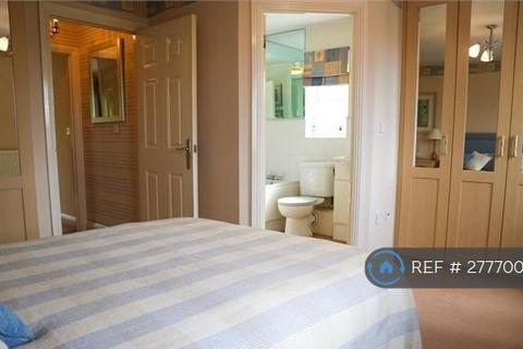 3 bedroom semi-detached house to rent, Arklay Close, Uxbridge, UB8