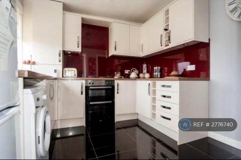 2 bedroom flat to rent, Chisholm Place, Grangemouth, FK3