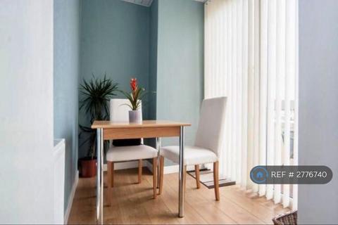 2 bedroom flat to rent, Chisholm Place, Grangemouth, FK3