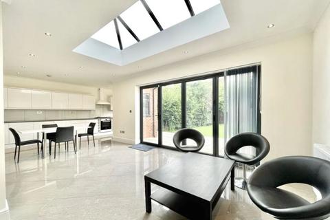 4 bedroom semi-detached house to rent, Saddlescombe Way, London