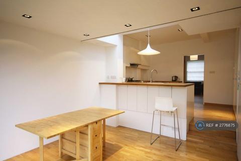 3 bedroom terraced house to rent, Mellitus Street, London, W12