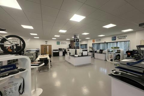 Showroom to rent, Martin Rd Havant PO9 5TL