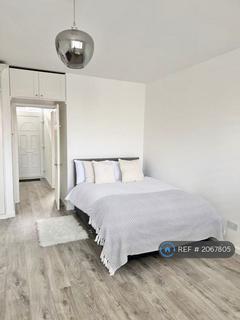 Studio to rent, Farm Close, London, SW6