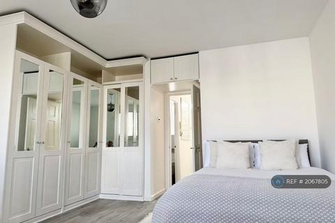 Studio to rent, Farm Close, London, SW6