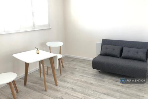 Studio to rent, Farm Close, London, SW6