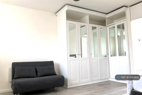 Studio to rent, Farm Close, London, SW6