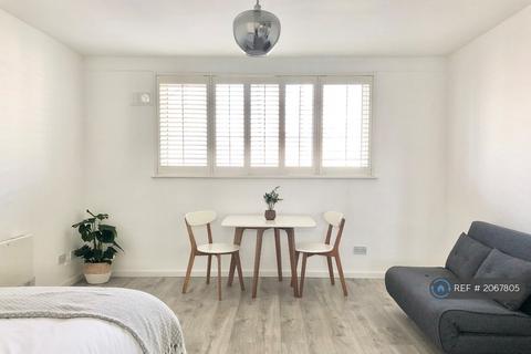 Studio to rent, Farm Close, London, SW6