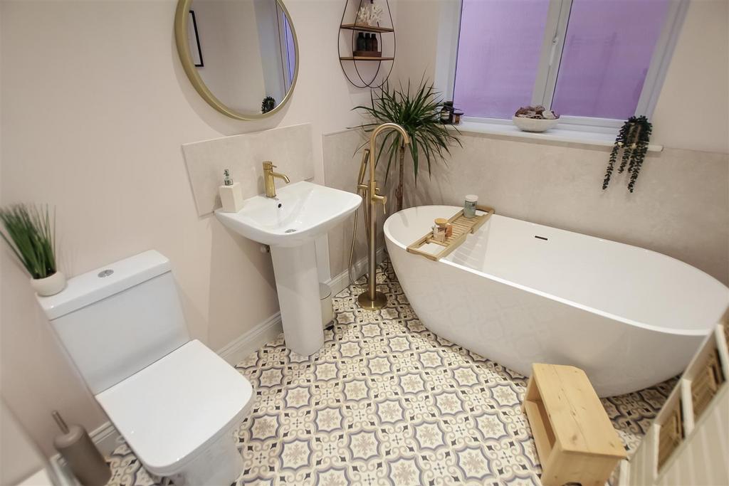 Family Bathroom/WC