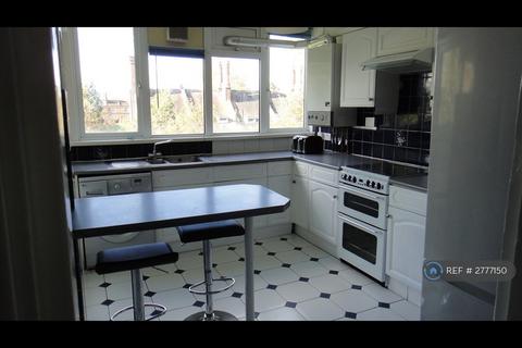 3 bedroom flat to rent, Copeland House, London, SW17