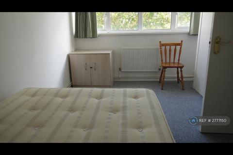 3 bedroom flat to rent, Copeland House, London, SW17