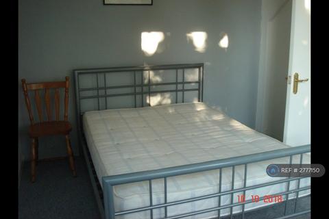 3 bedroom flat to rent, Copeland House, London, SW17