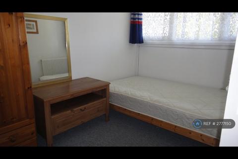 3 bedroom flat to rent, Copeland House, London, SW17
