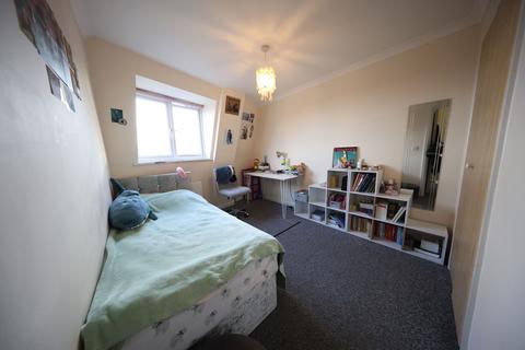 2 bedroom flat to rent, Southbury Court,South Street, Romford
