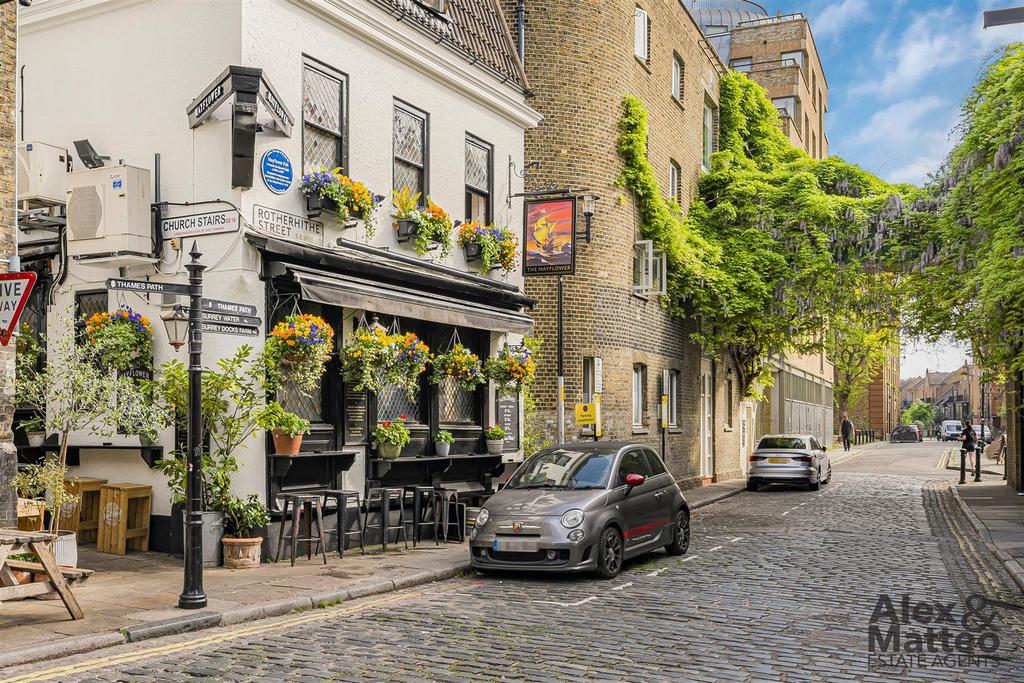 Rothehrithe Village - The Mayflower Pub