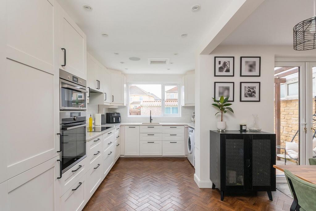 0 G1 ABH - Kitchen E.jpg