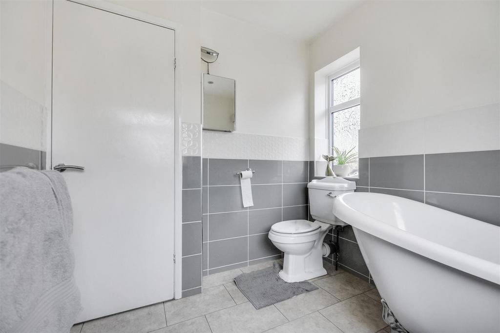 Bathroom 1.jpeg