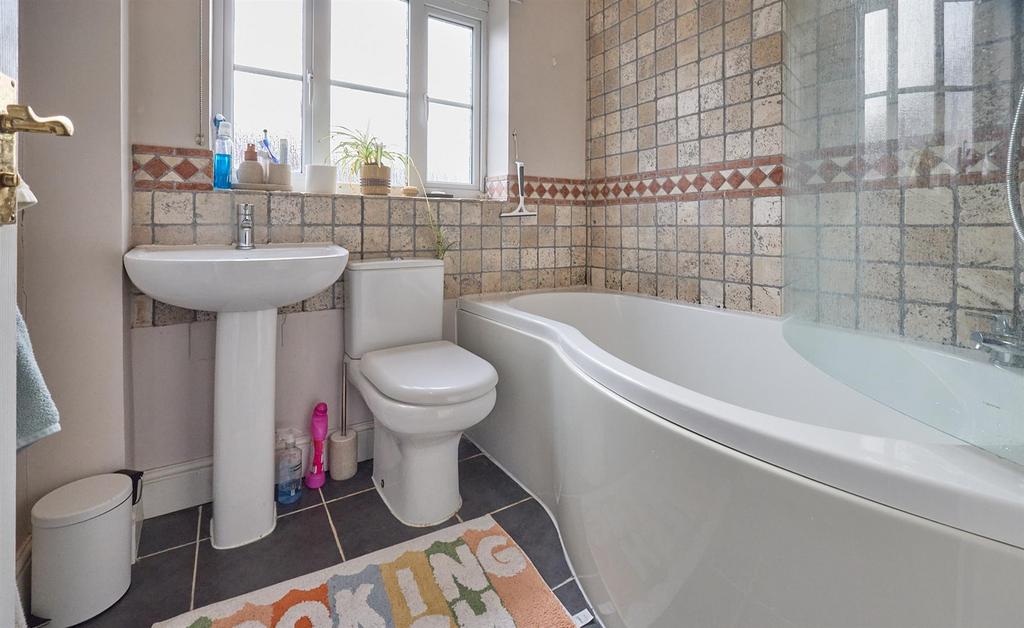 Family Bathroom to front