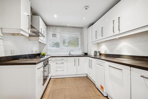 4 bedroom flat to rent, Yelverton Road, London SW11