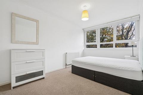 4 bedroom flat to rent, Yelverton Road, London SW11