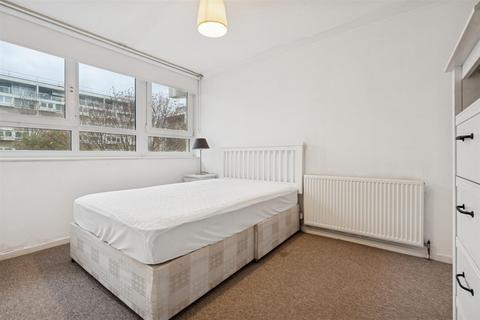 4 bedroom flat to rent, Yelverton Road, London SW11