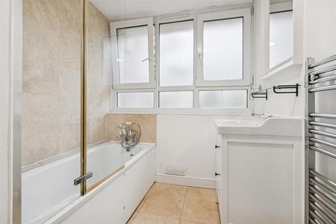 4 bedroom flat to rent, Yelverton Road, London SW11