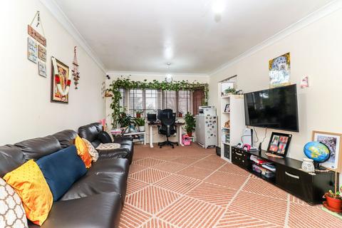 2 bedroom apartment for sale, Priory Fields, Watford, WD17