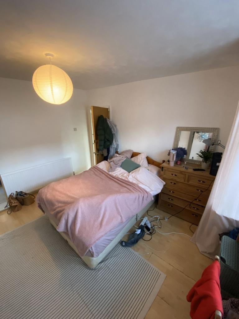 Bright double bedroom with a comfortable double...