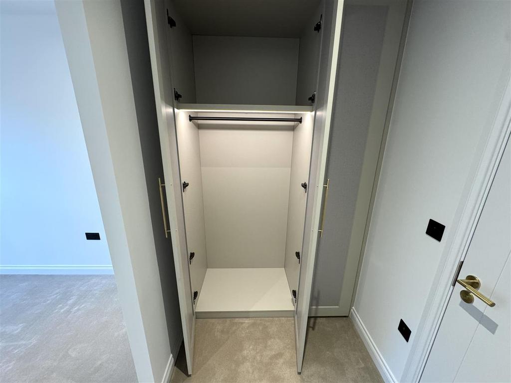 Wardrobe area pic 2.jpeg