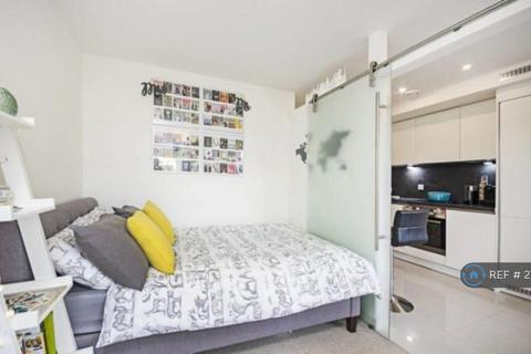 1 bedroom flat to rent, Crested Court, London, NW9
