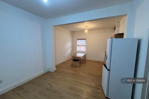 1 bedroom flat to rent, North Street, Romford, RM1