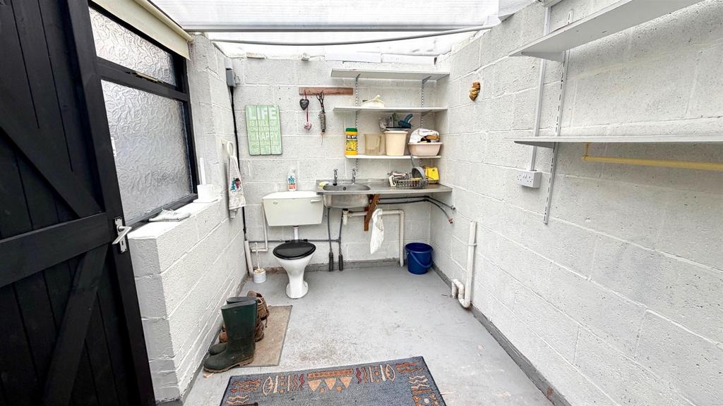 Utility / workshop/ outside wc