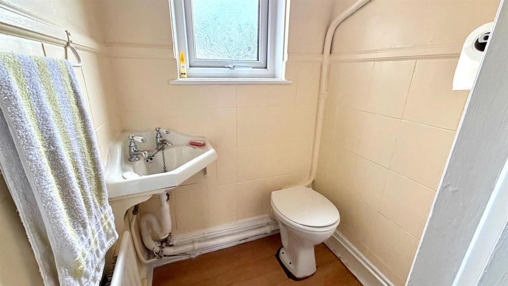 Separate 2 piece washroom